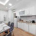 Luminosa Bright Flat With Ac Apartman