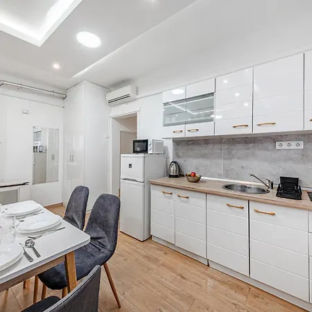 Luminosa Bright Flat With Ac Apartment